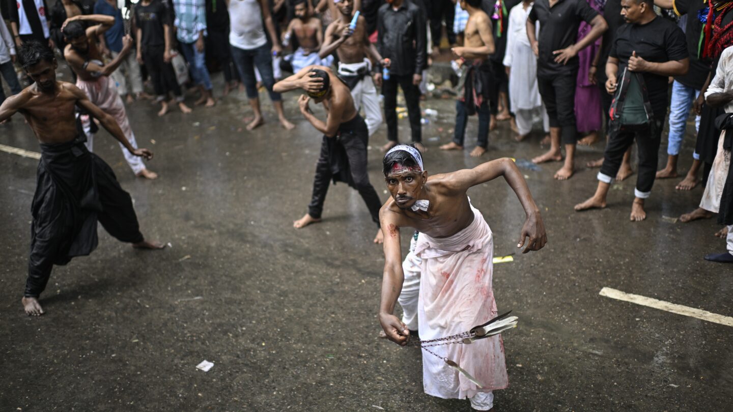 Muçulmanos xiitas ao redor do mundo celebram Ashoura com homenagens e rituais