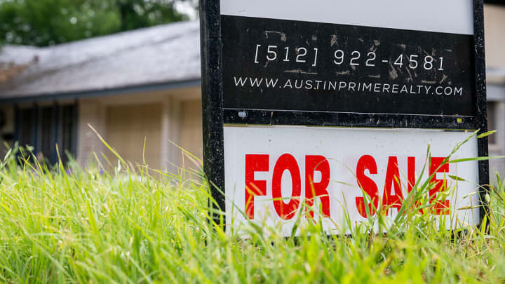 Uma casa é vista à venda em 24 de abril de 2025 em Austin, Texas. (Foto: Brandon Bell | Getty Images)