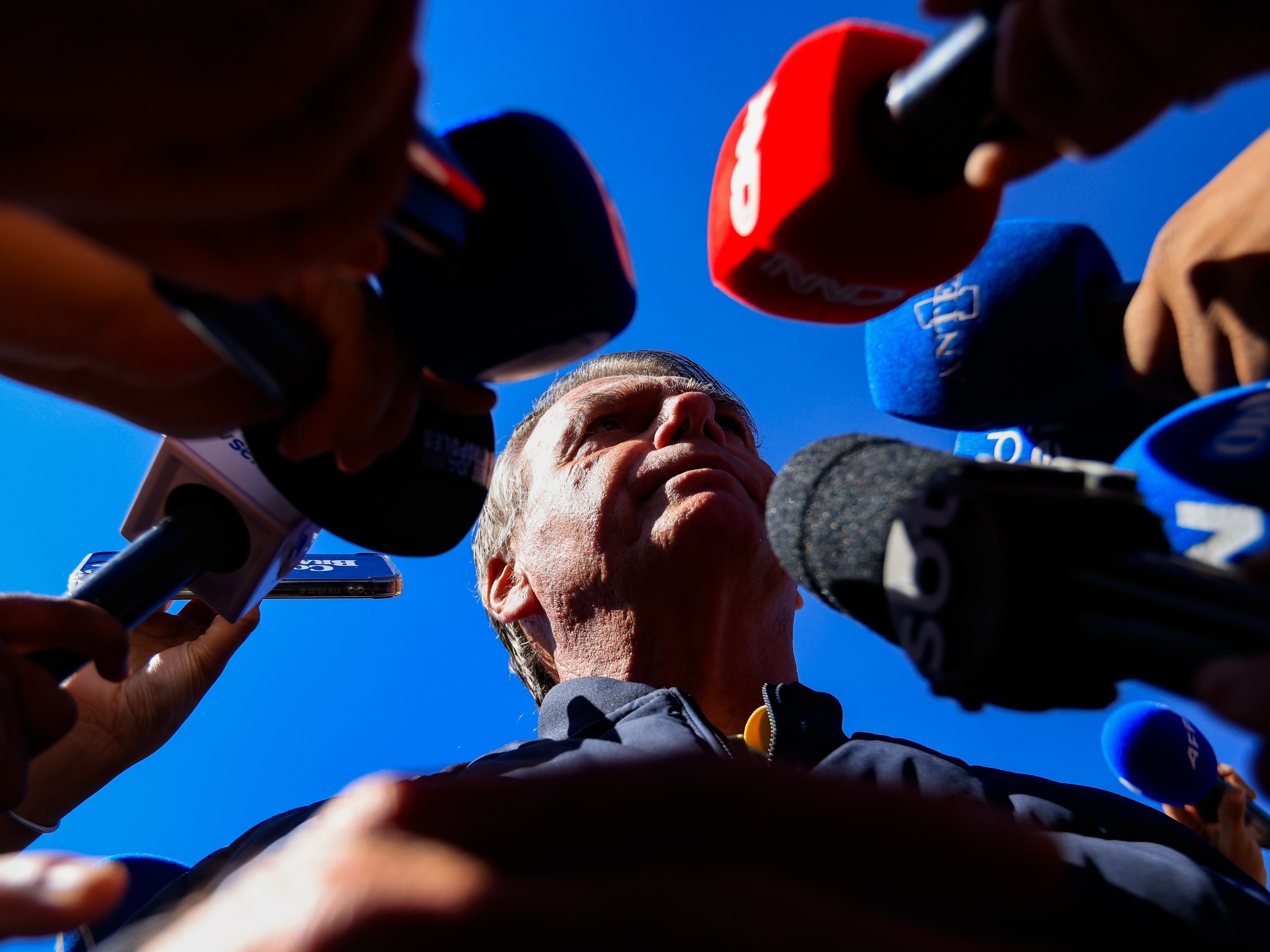 Moraes proíbe Bolsonaro de dar entrevistas e usar redes sociais para se comunicar