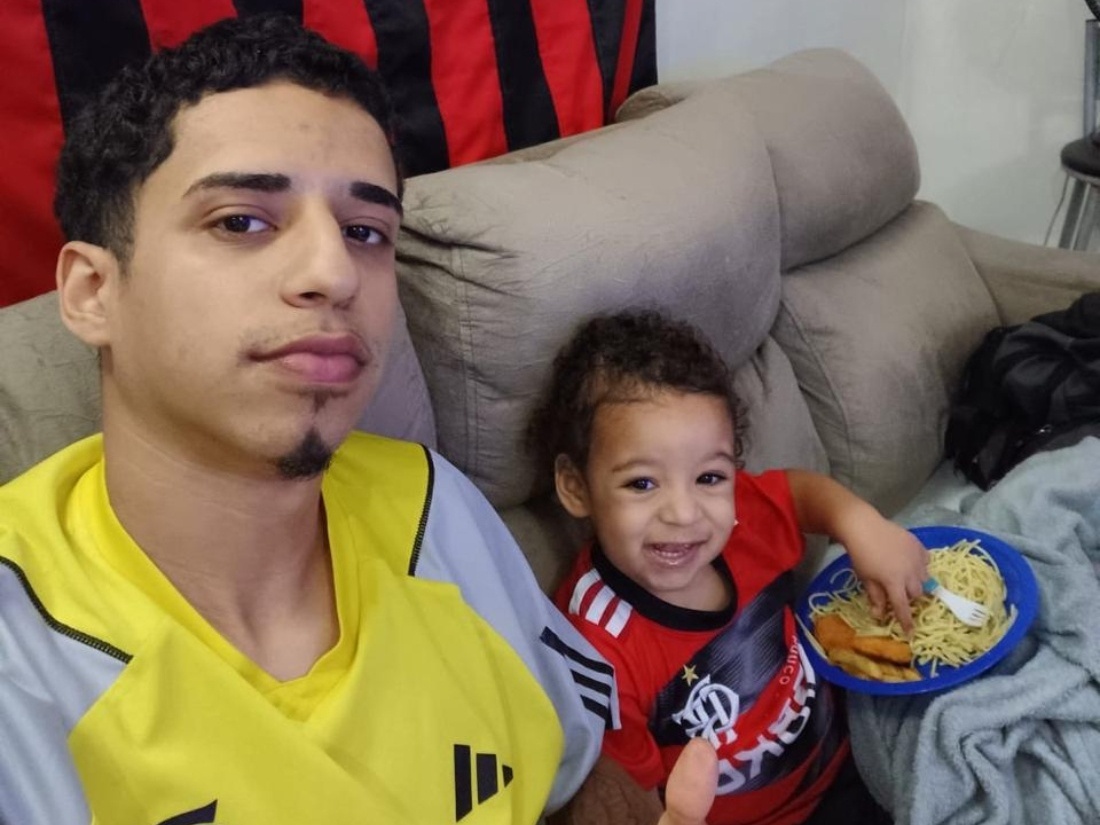 Pai de jovem questiona prisão de cidadão suspeito enquanto PM é liberado
