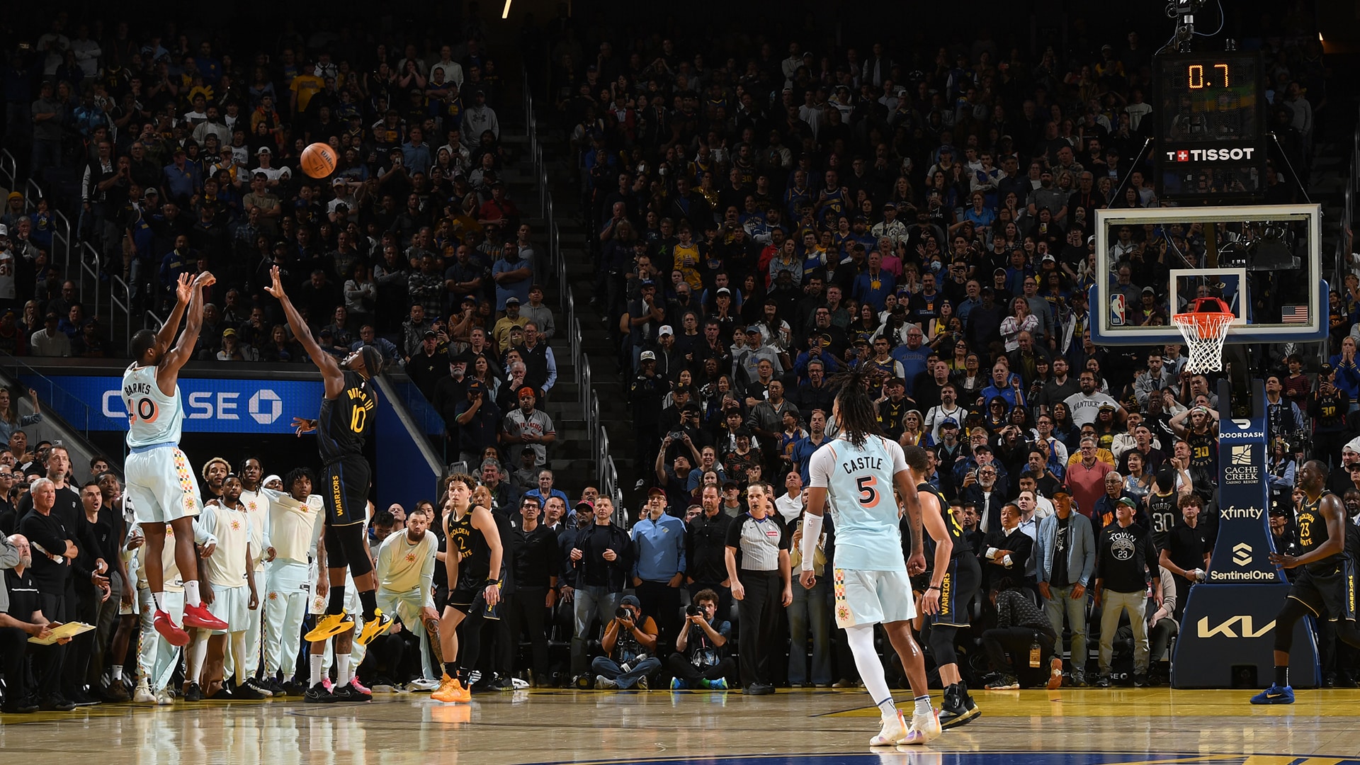 Harrison Barnes brilha com cesta decisiva e frustra os Warriors em San Antonio