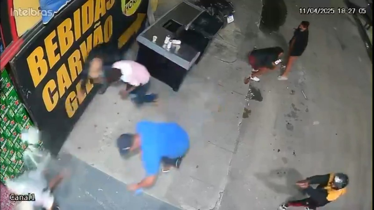 Imagens de câmera de segurança flagram o exato momento em que homem é atingido por tiros em Itaboraí (Foto: Reprodução vídeo)