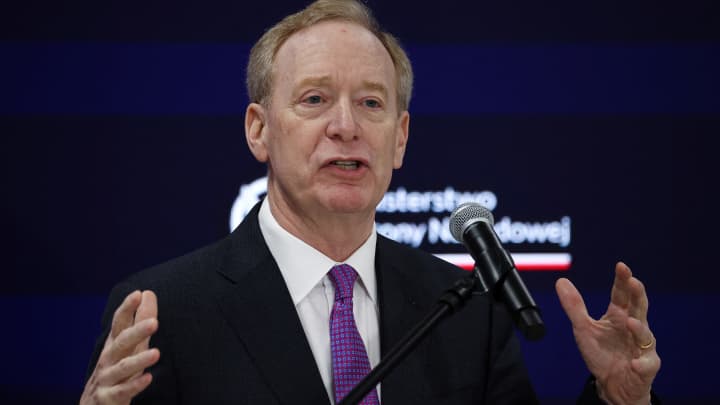 Microsoft President Brad Smith fala durante a cerimônia de assinatura do acordo de cooperação entre o Ministério da Defesa da Polônia e a Microsoft, em Varsóvia, Polônia, em 17 de fevereiro de 2025. (Foto: Kacper Pempel/Reuters)