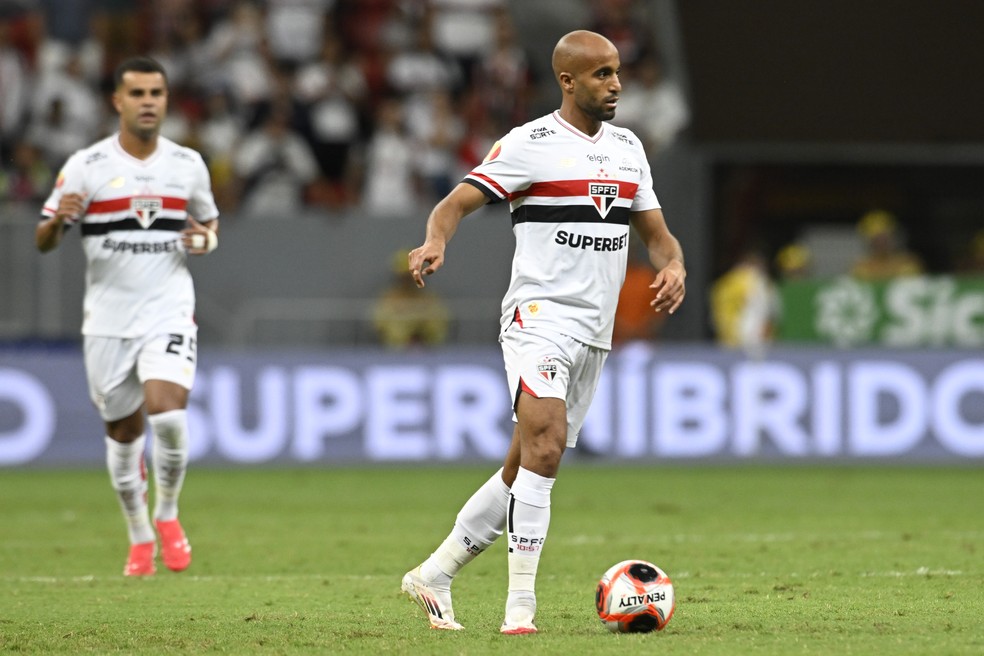 Lucas Moura sofre lesão na cápsula posterior do joelho e pode ficar afastado do futebol
