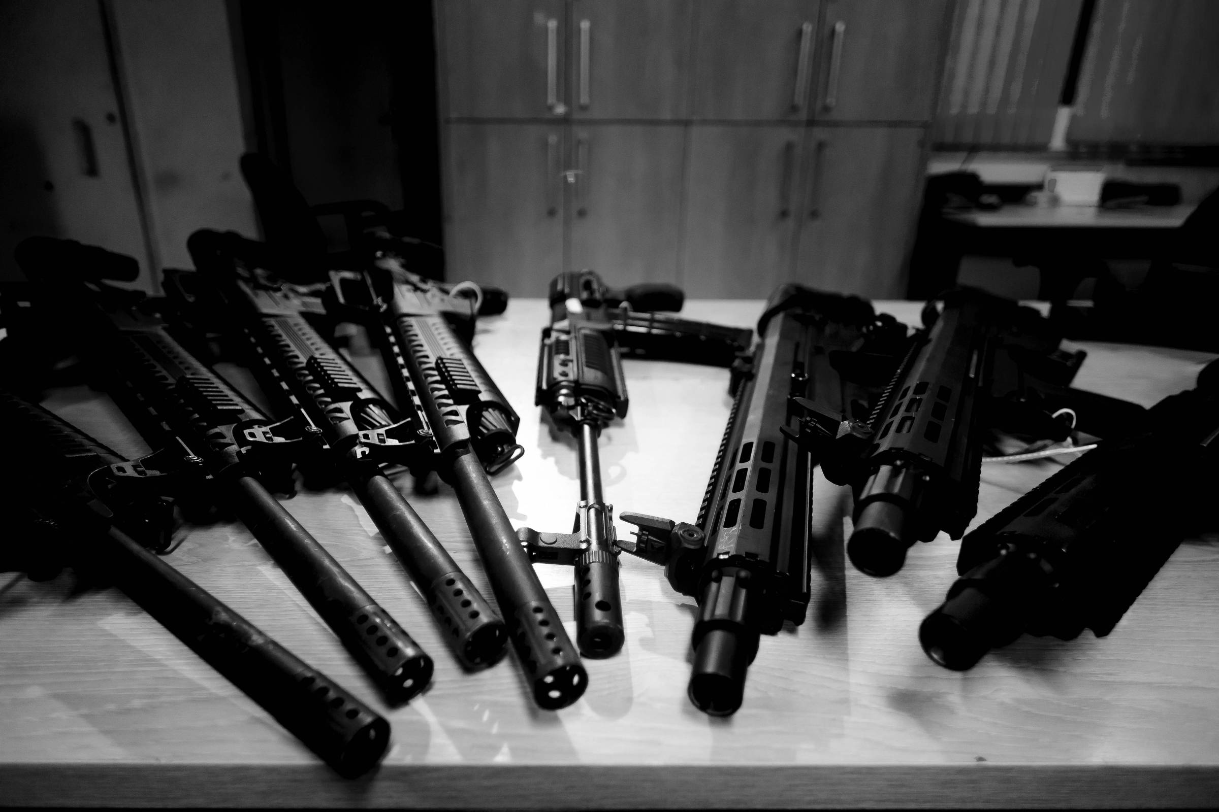 Depósito de armas apreendidas na divisão de produtos controlados do Departamento de Polícia de Proteção à Cidadania, em São Paulo (Foto: Rubens Cavallari/Folhapress)