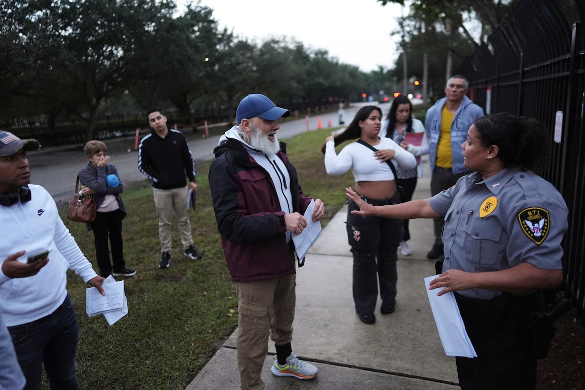 Migrantes na oficina do Serviço de Imigração e Controle de Aduanas, em Miramar, Florida, em 21 de janeiro de 2025. (Foto: Rebecca Blackwell/AP)