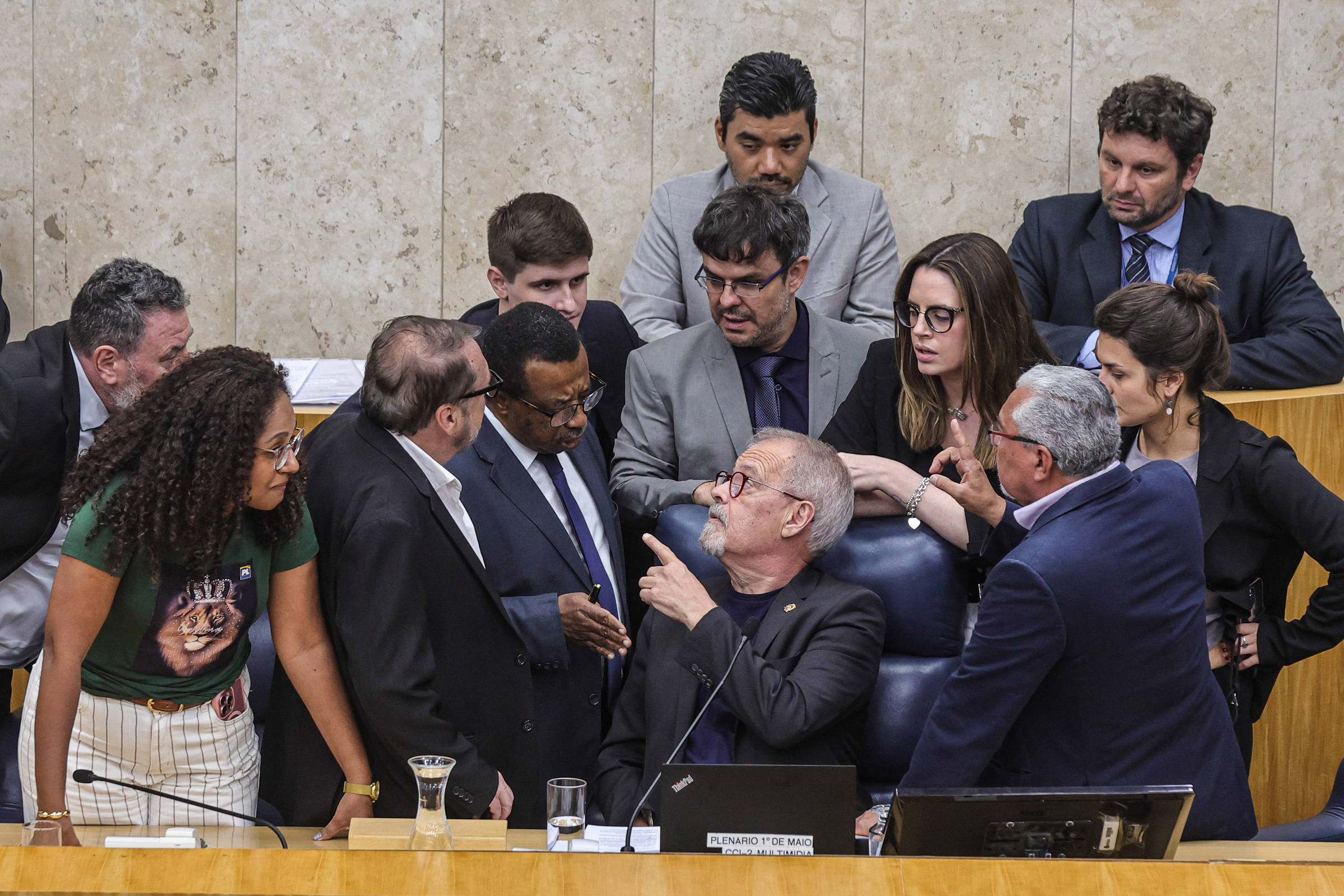 O presidente da Câmara, Ricardo Teixeira, cercado por vereadores durante sessão do Legislativo paulistano (Foto: Rafaela Araújo - 5.fev.2025/Folhapress)