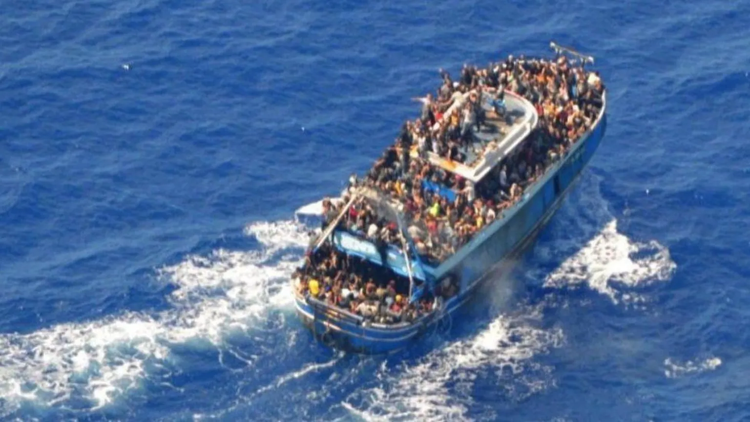 A embarcação de migrantes afundou com quinhentas e cinquenta pessoas a bordo. (Foto: Greek Coast Guard)