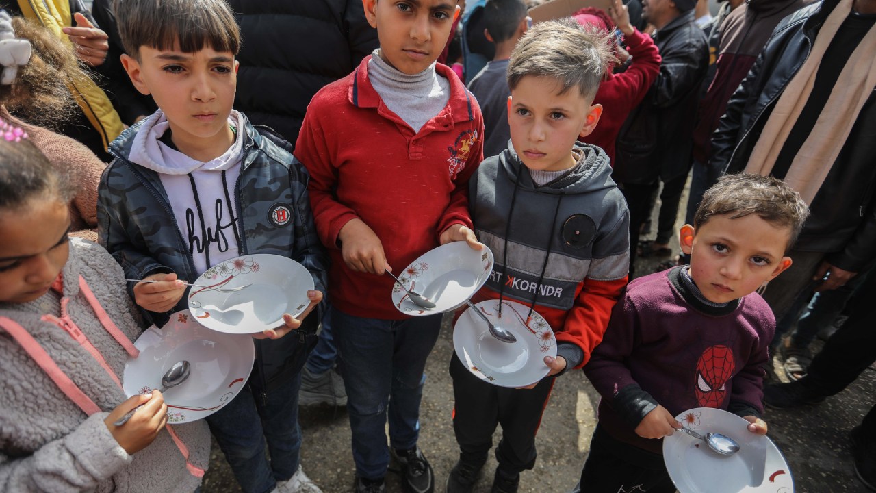 Cinco pessoas morrem de fome em Gaza enquanto Israel envia alimentos à região