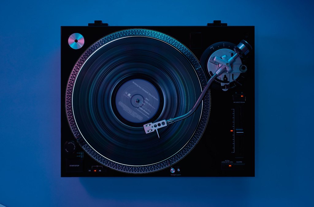 Descubra os melhores toca-discos e vitrolas para amantes de música em casa