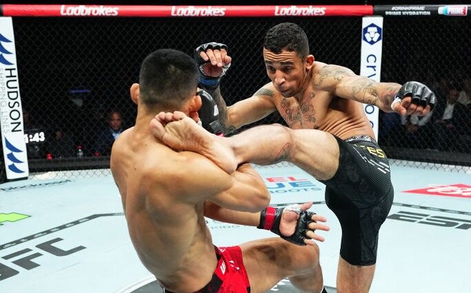 Ian Garry e Carlos Prates em encarada antes do UFC Kansas City (Foto: UFC)