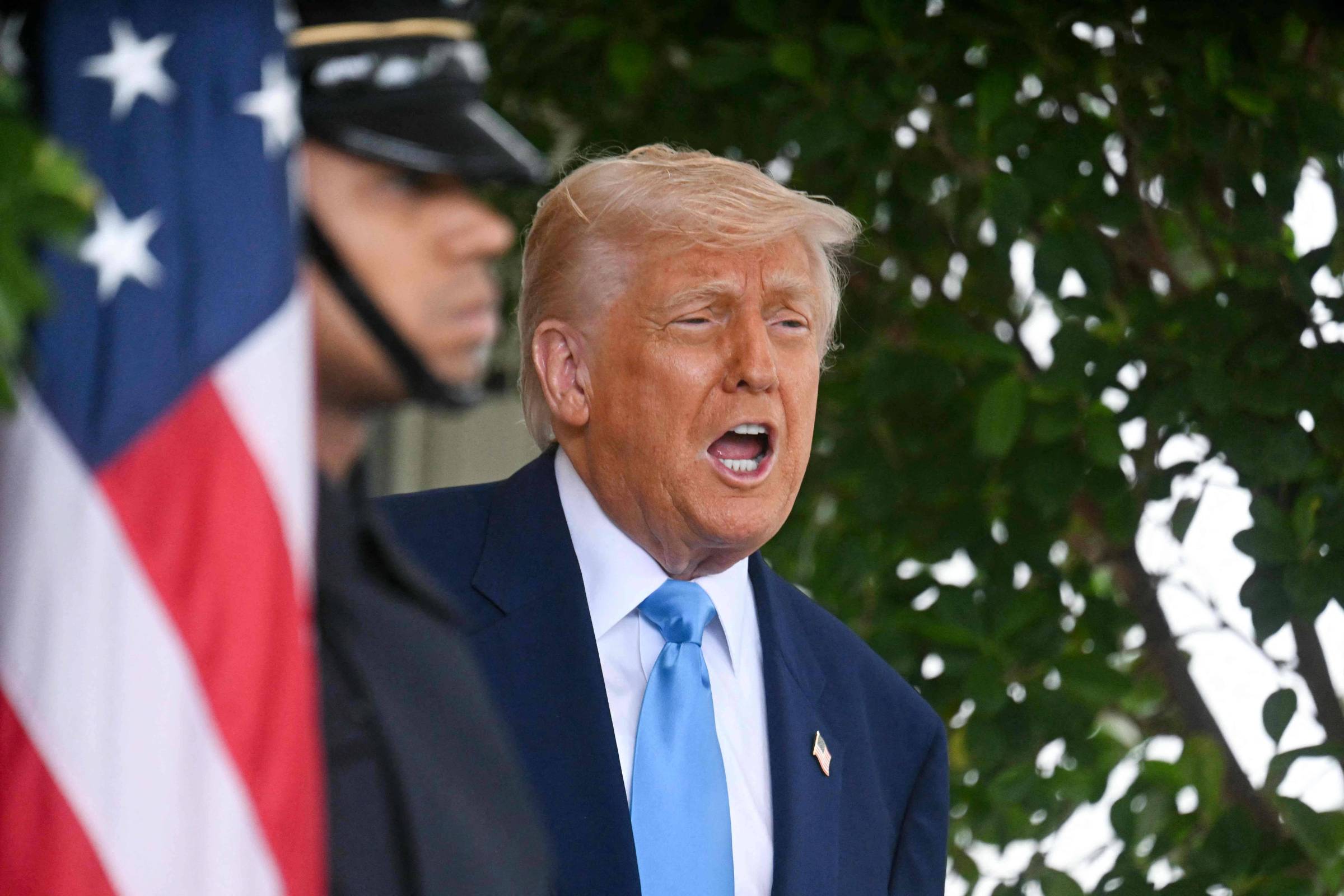 O presidente dos EUA, Donald Trump, fala com a imprensa na Casa Branca. (Foto: JIM WATSON/AFP)