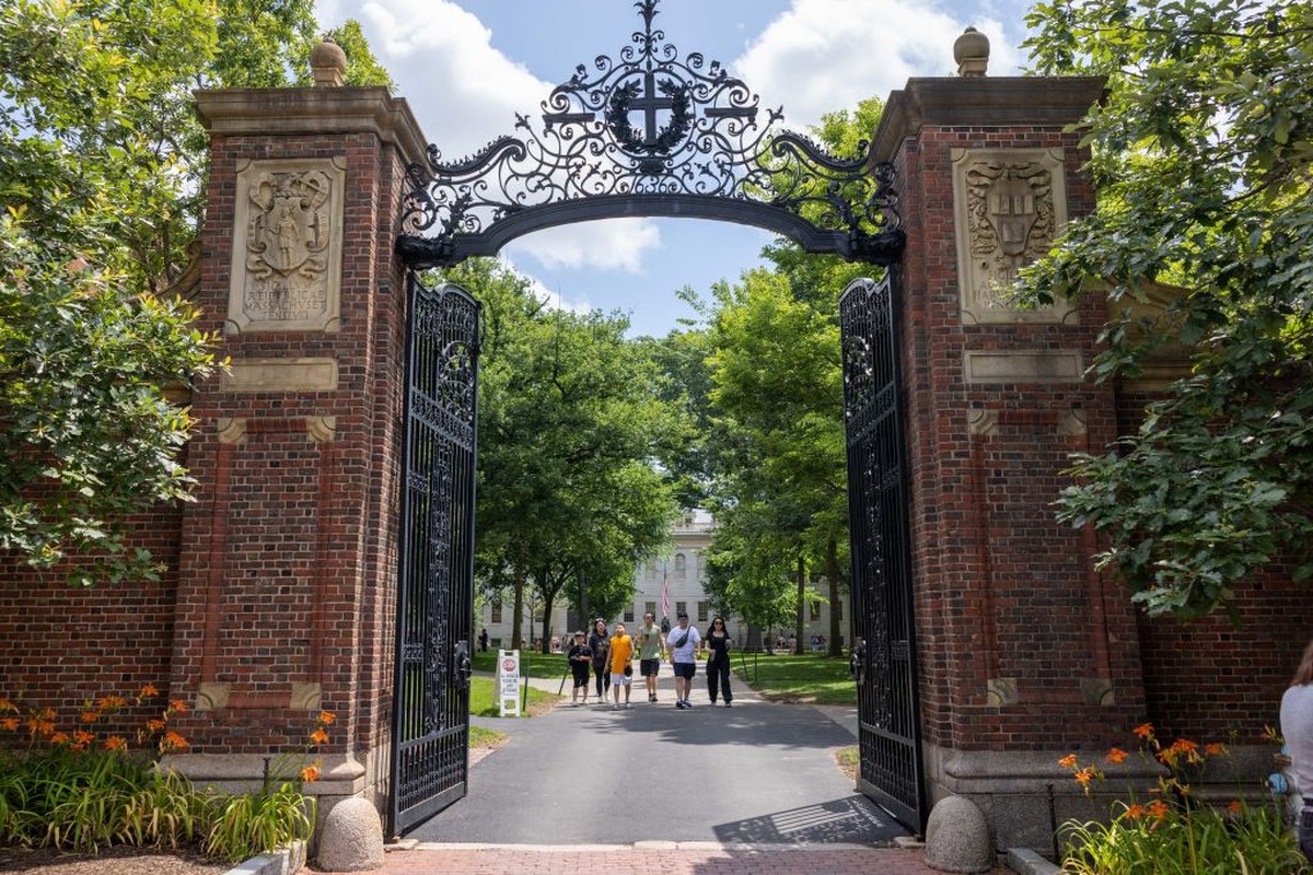 Um dos portões de entrada para o campus de Harvard (Foto: Bloomberg)