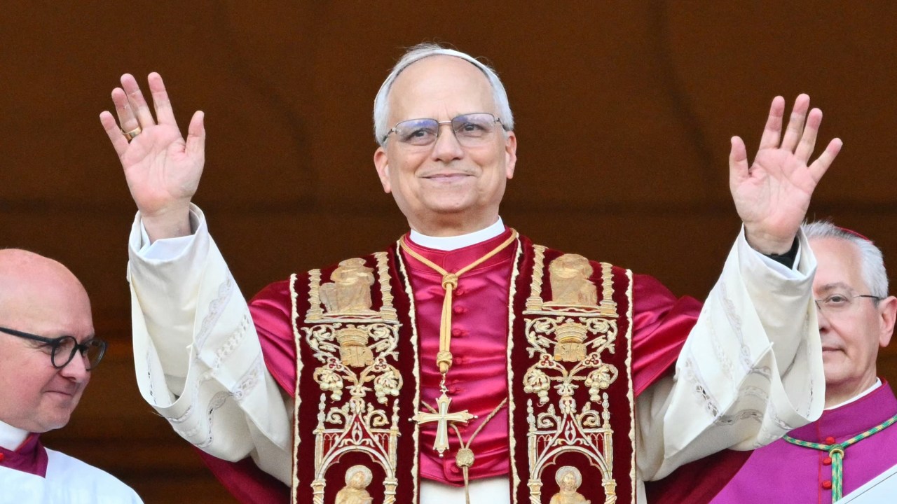 Papa Leão XIV aparece na sacada após ser eleito (Foto: Alberto Pizzoli/AFP)
