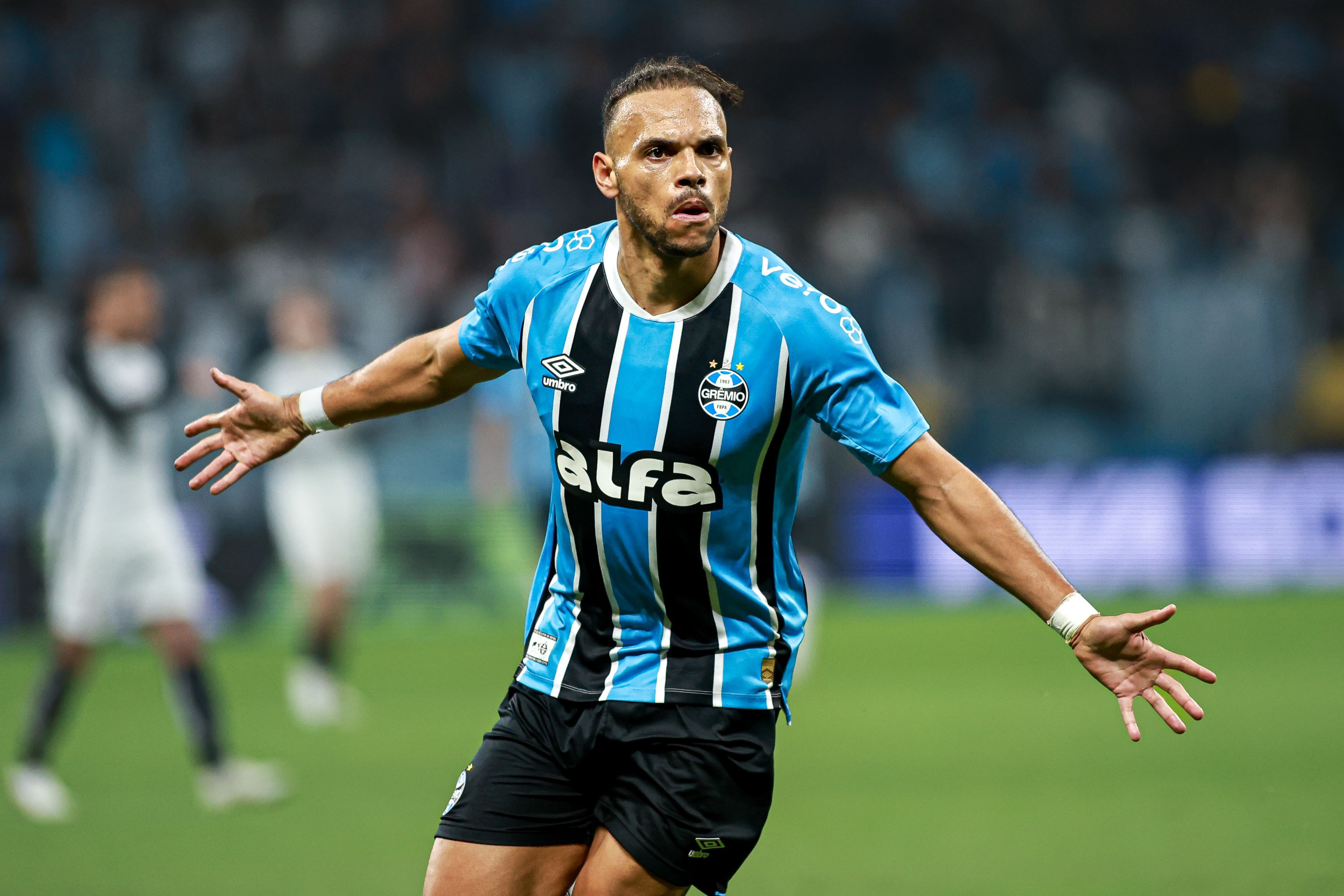 Grêmio confirma renovação de contrato com Braithwaite por mais uma temporada