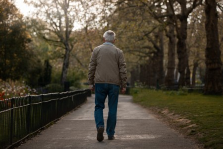 Deficiência de vitamina D eleva em 22% risco de lentidão na caminhada na velhice