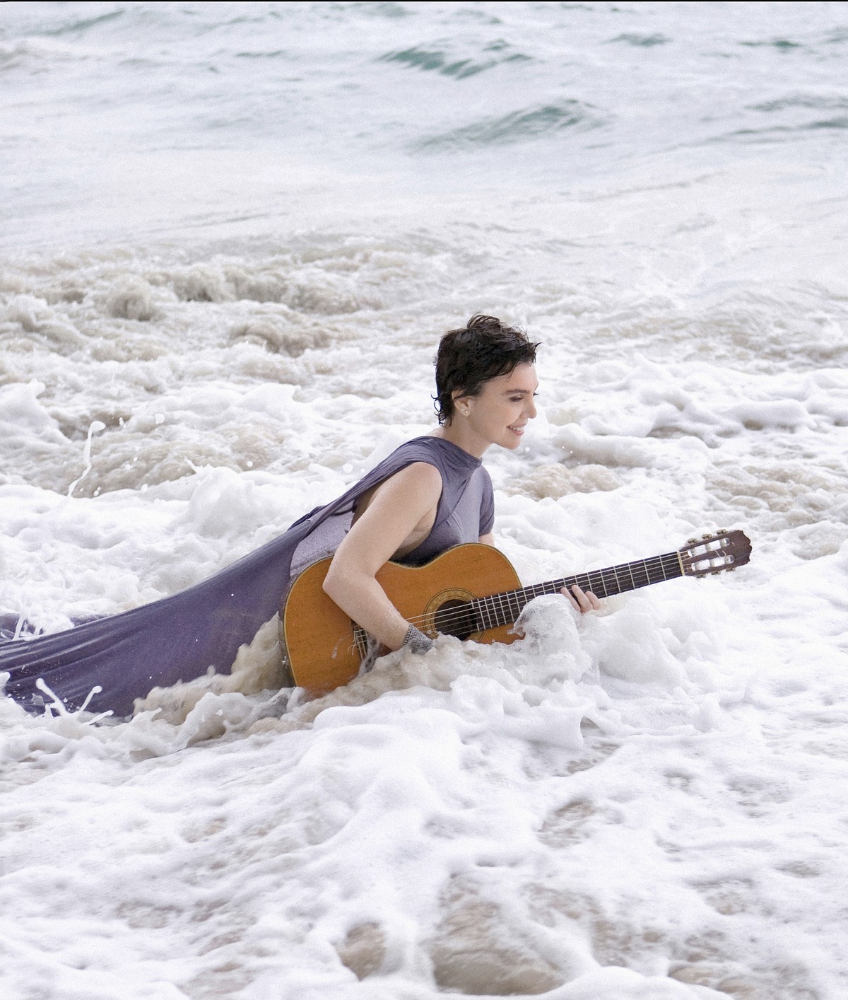Adriana Calcanhotto revela destino do violão que levou para o mar em foto icônica