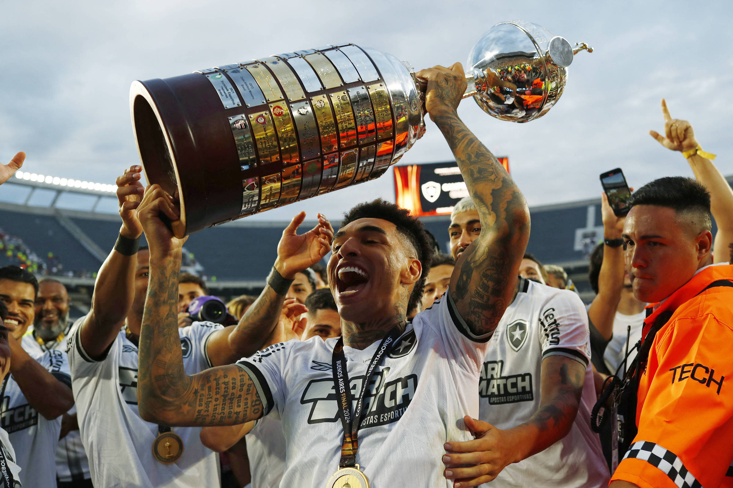 Paramount encerra transmissão da Libertadores e busca vender TVs na América Latina