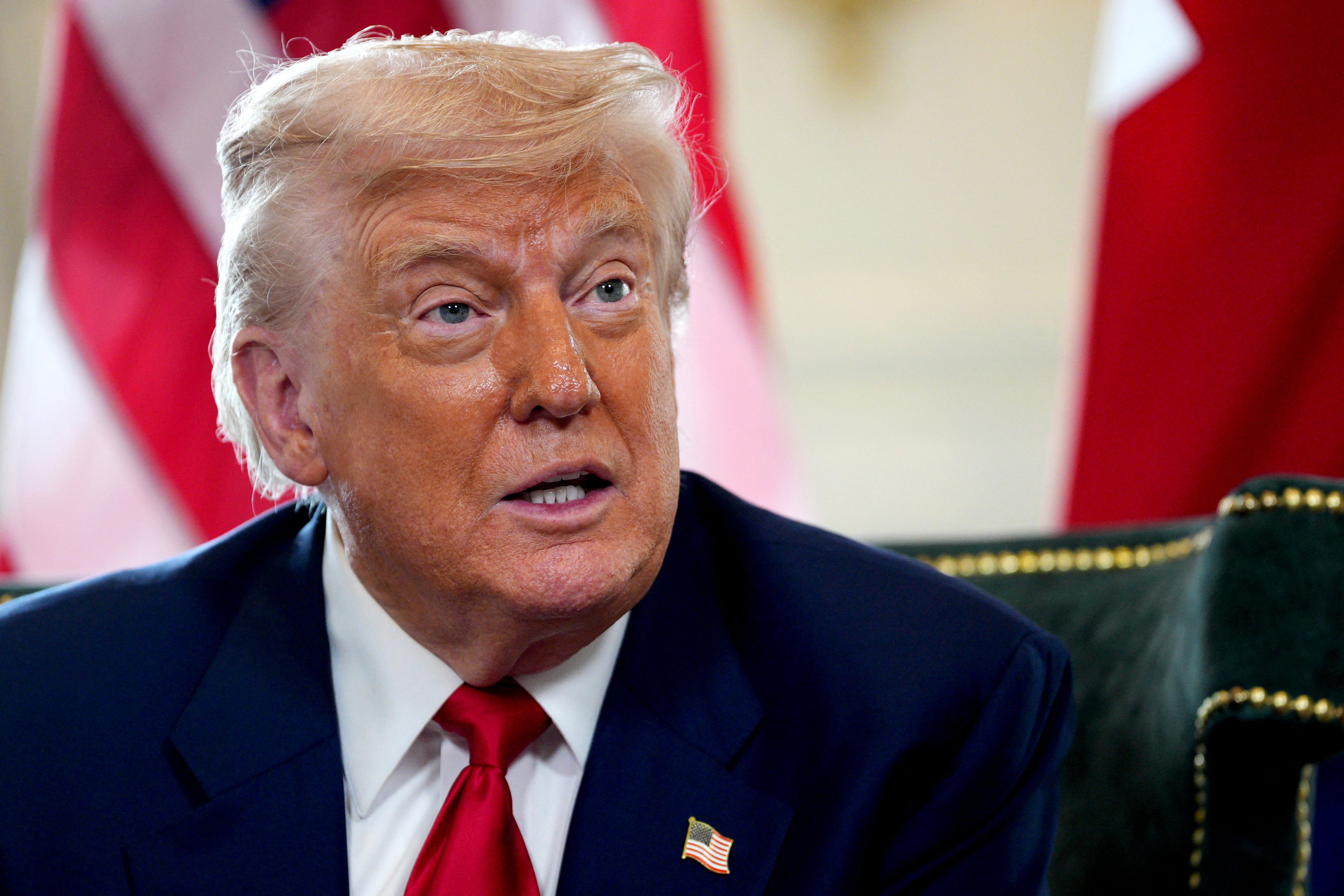 Aprovação de Trump despenca para 40% devido a críticas sobre economia e imigração
