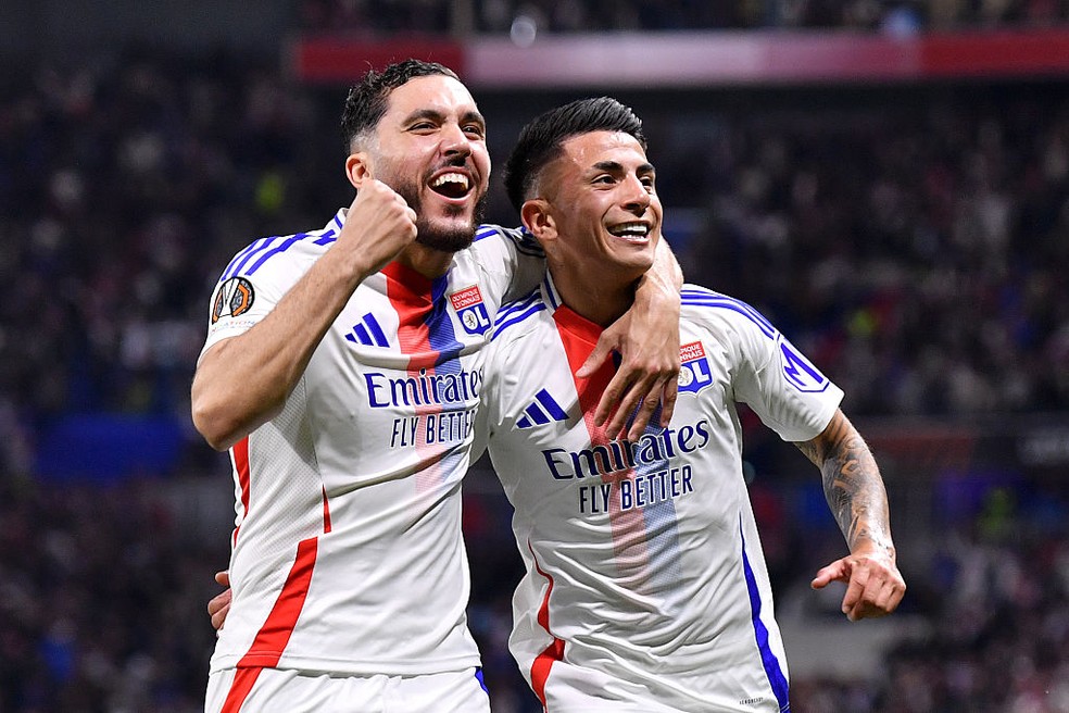 Cherki e Almada em ação pelo Lyon (Foto: Franco Arland - UEFA/UEFA via Getty Images)
