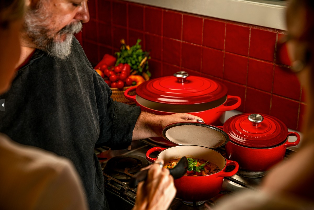 Chef ensina turistas a preparar moqueca no Vila da Santa em Búzios