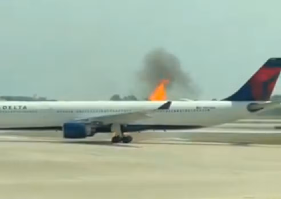 Avião da Delta Air Lines pega fogo em Orlando antes da decolagem; todos a bordo evacuam com segurança