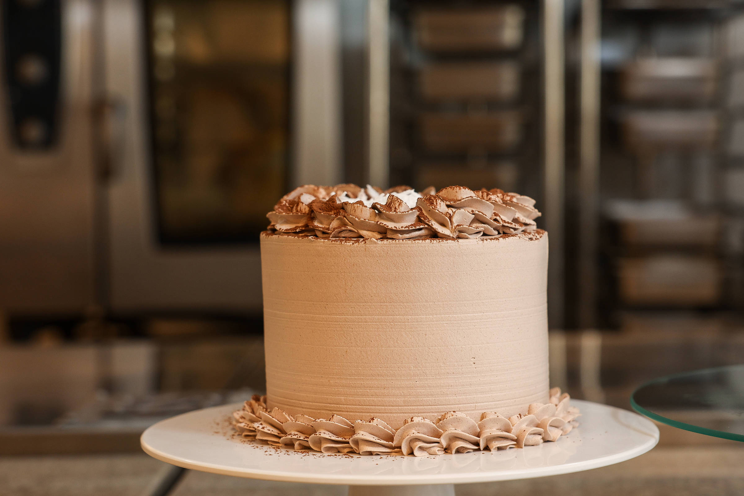 Bolo de chocolate com recheio de trufa de coco e cobertura de chantili (Foto: Zanone Fraissat/Folhapress)