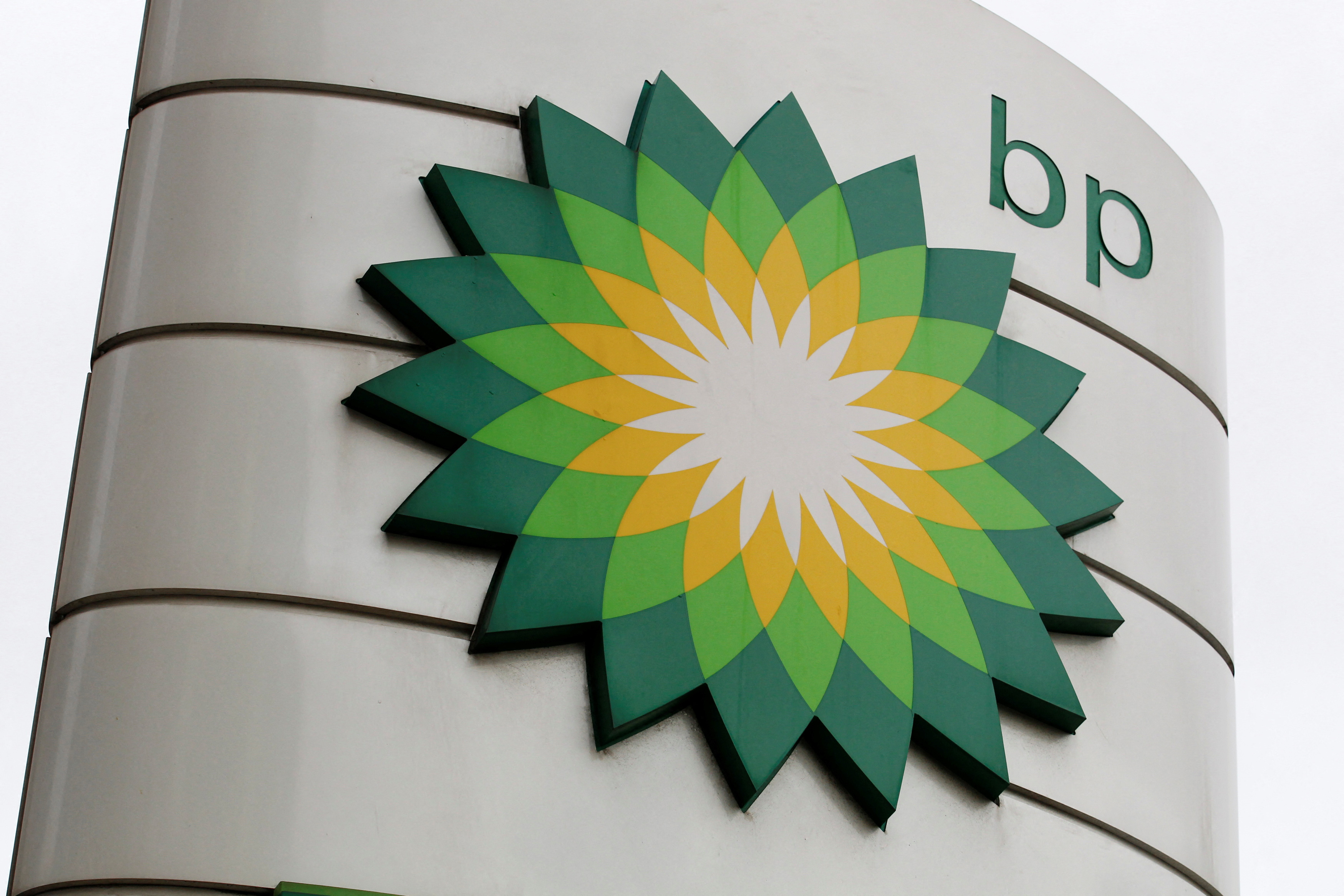 Placa da empresa britânica de petróleo e gás BP (British Petroleum) é fotografada em Varsóvia, Polônia, em 29 de julho de 2024. (Foto: Nurphoto | Nurphoto | Getty Images)