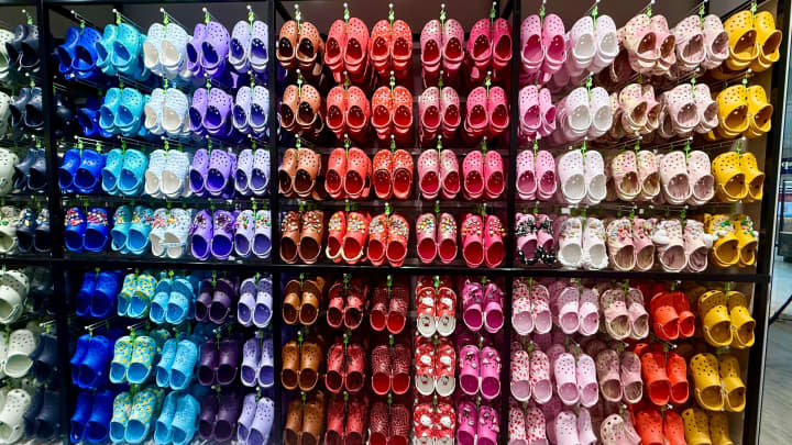Crocs renova imagem e cresce em receita, mas enfrenta desafios com HeyDude e tarifas