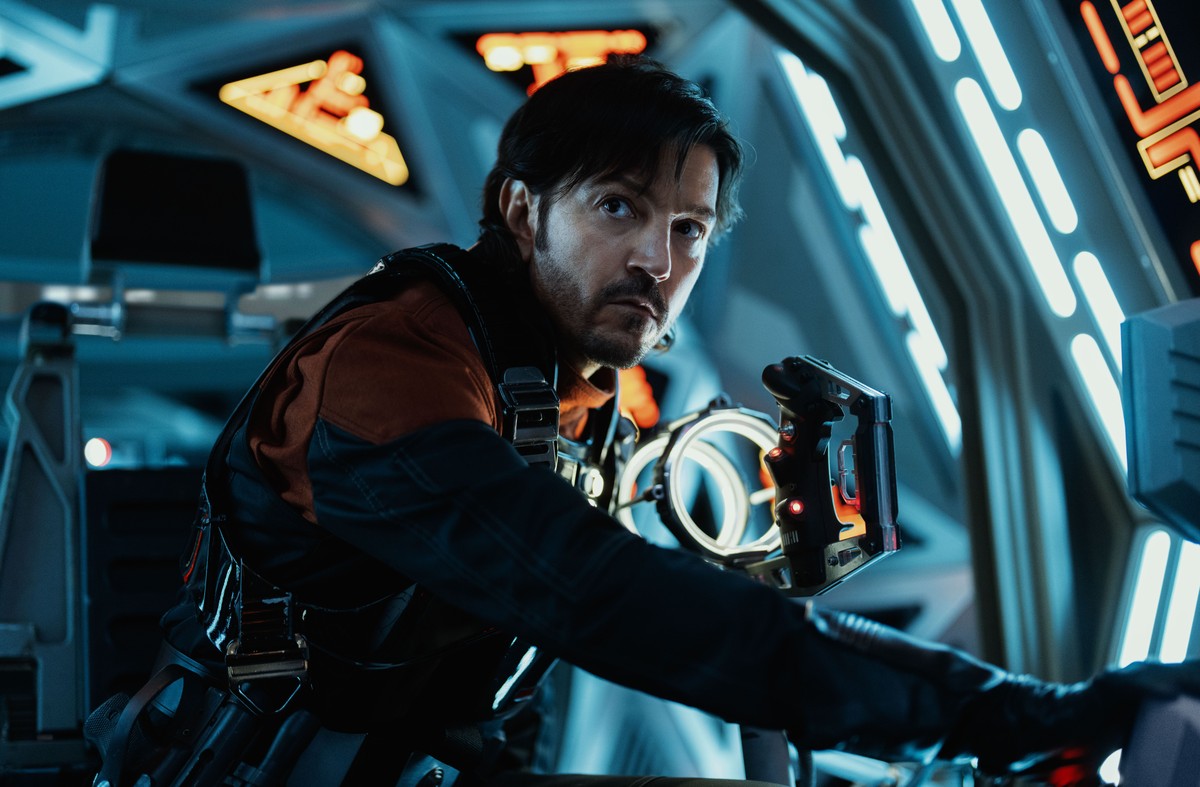 Diego Luna critica Donald Trump e condena violência e terror em programa de TV