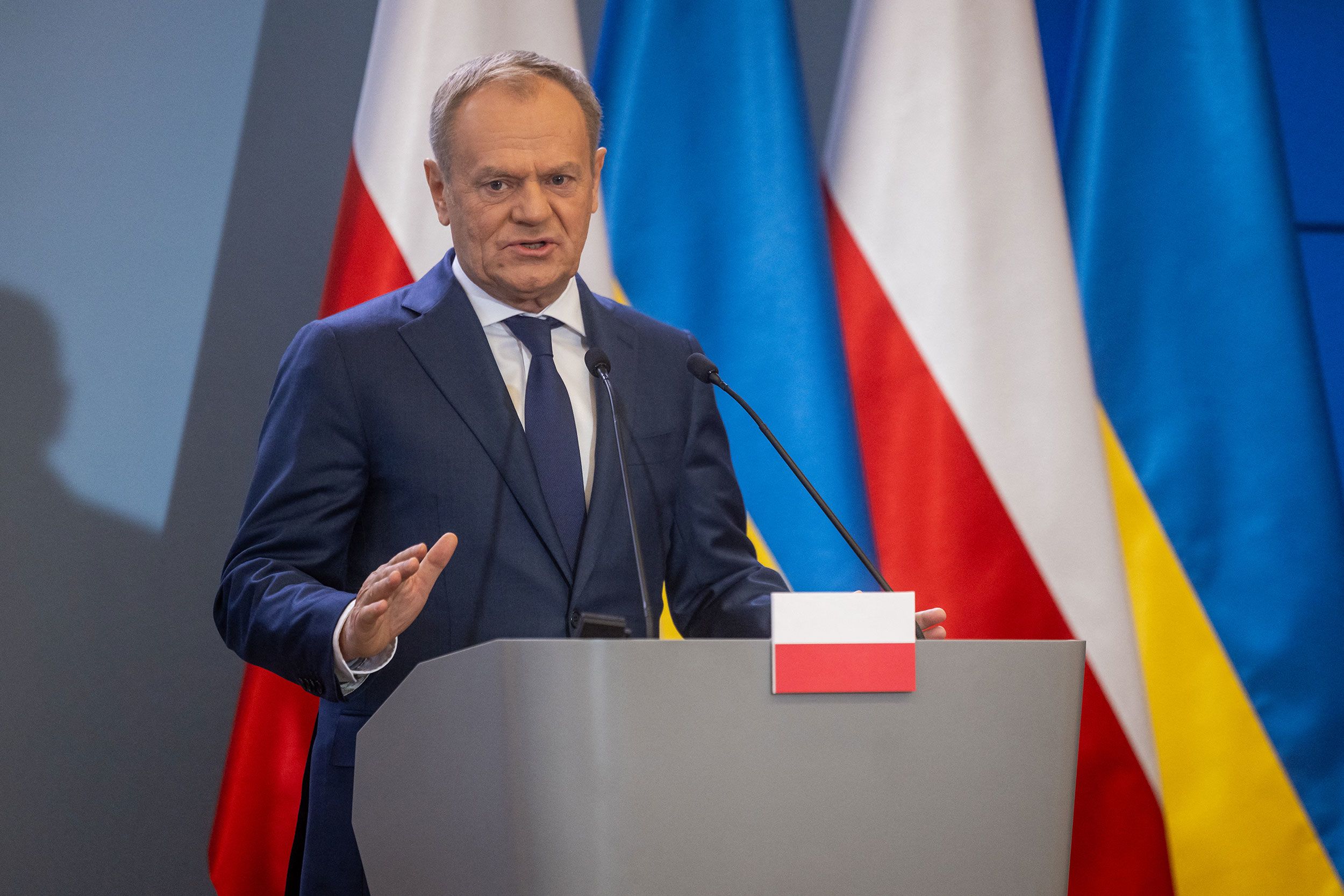 Há dois candidatos em destaque entre os treze: Rafal Trzaskowski (R) e Karol Nawrocki. (Foto: WOJTEK RADWANSKI/AFP)