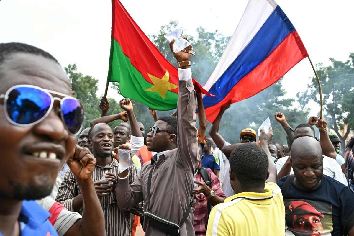 Ataque terrorista em Burkina Faso deixa dezenas de soldados e civis mortos