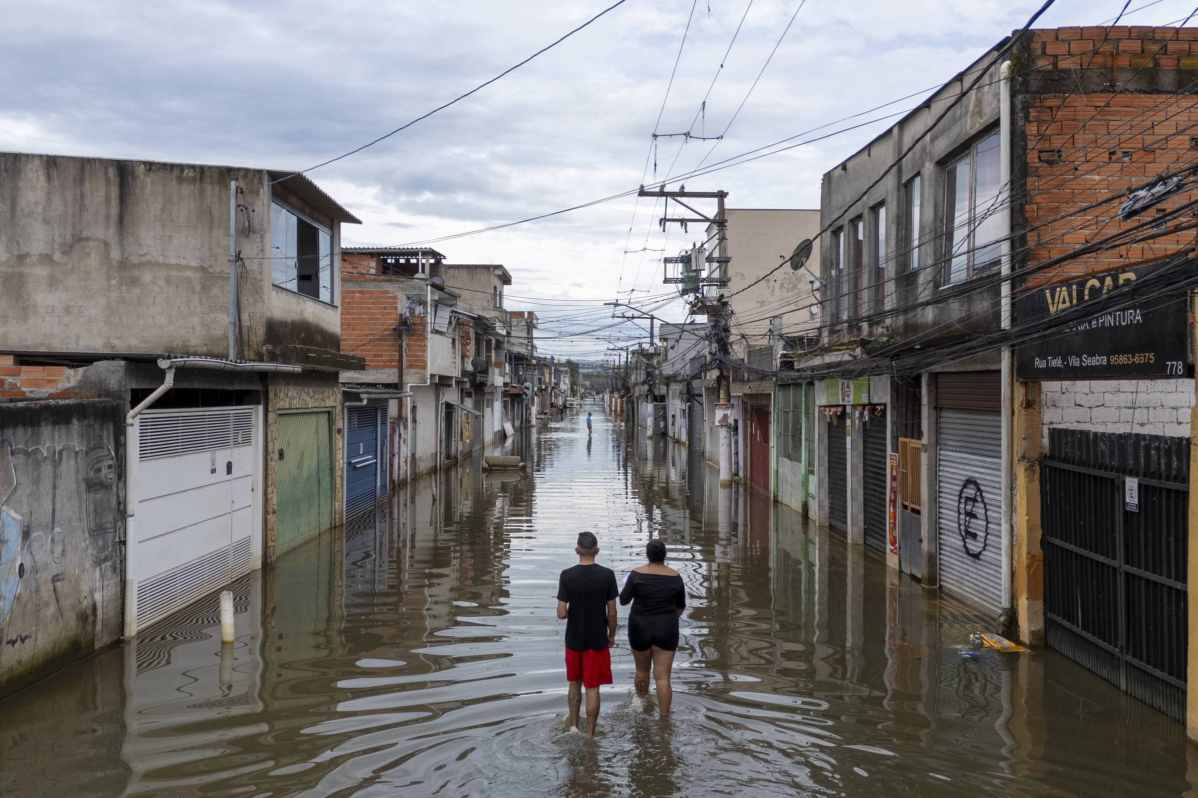 Rua Tietê, no Jardim Pantanal, na zona leste da capital, que sofre com os alagamentos constantes na região. (Foto: Danilo Verpa - 5.fev.25/Folhapress)