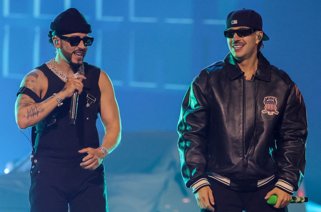 Yandel e Feid adicionam um novo número um ao seu histórico na parada Billboard Latin Airplay com "Hablame Claro". (Foto: Reprodução)