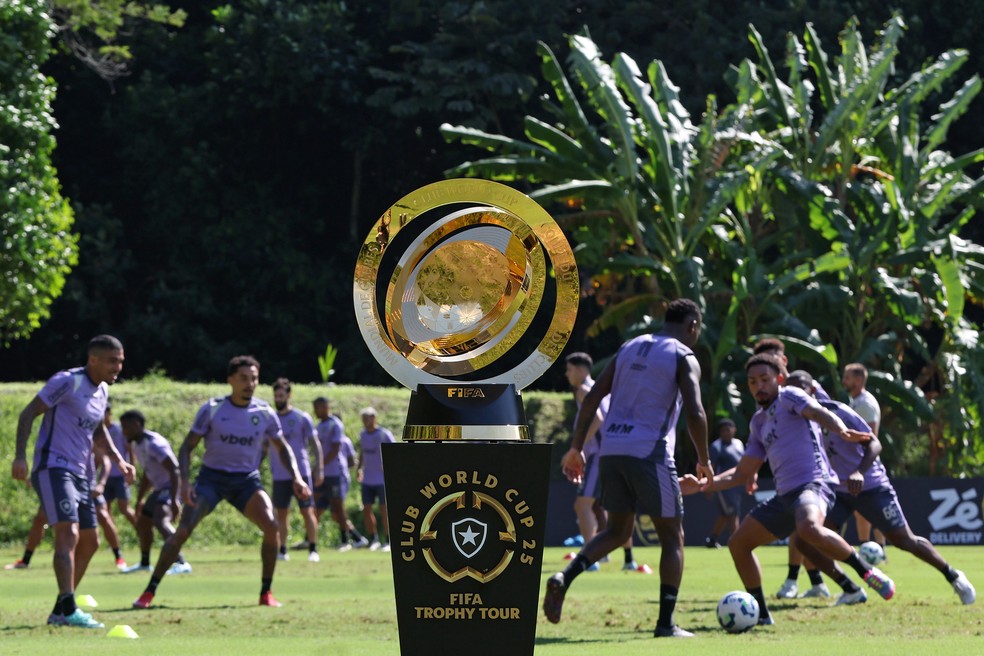 Taça da Copa do Mundo de Clubes no treino do Botafogo (Foto: Vítor Silva/Botafogo)