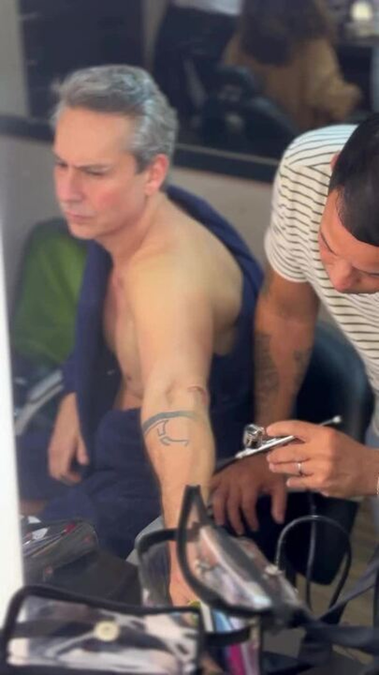 Alexandre Nero oculta tatuagens com maquiagem em cenas de Vale Tudo