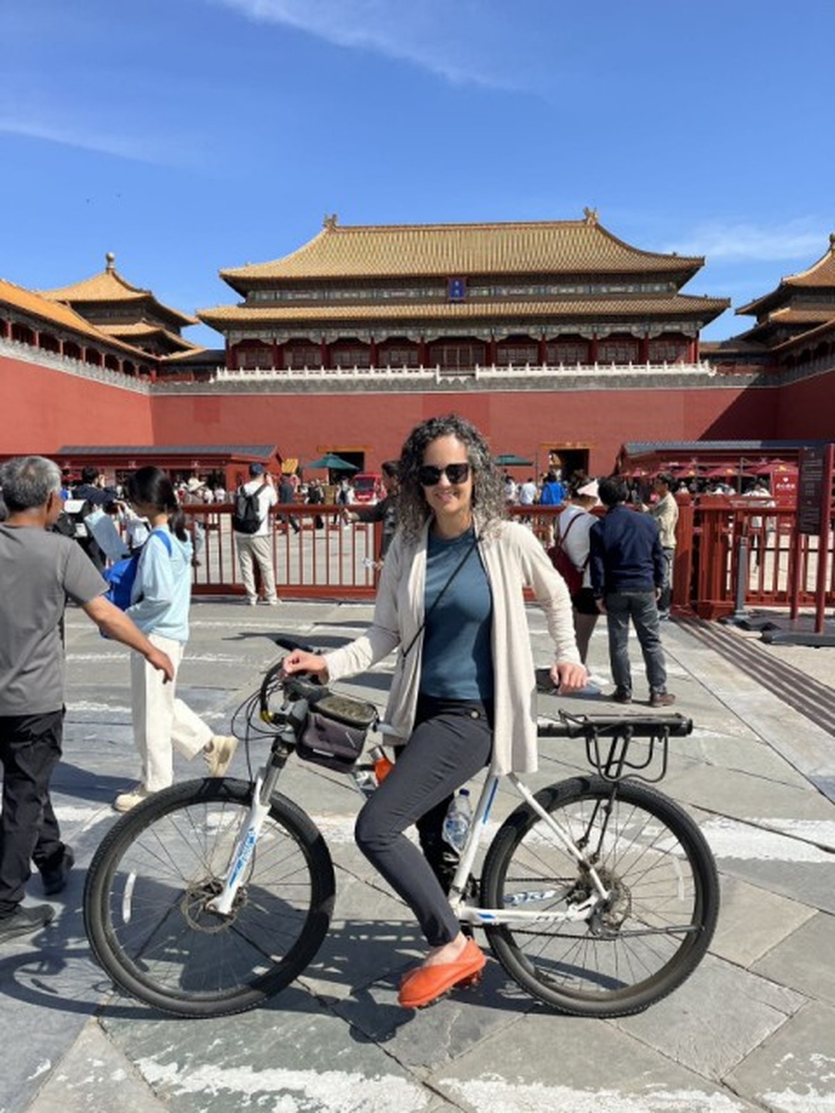 A atriz e guia turística Daniela Tassy, na China há 11 anos, foi atraída pela diversidade do país. (Foto: Arquivo pessoal)