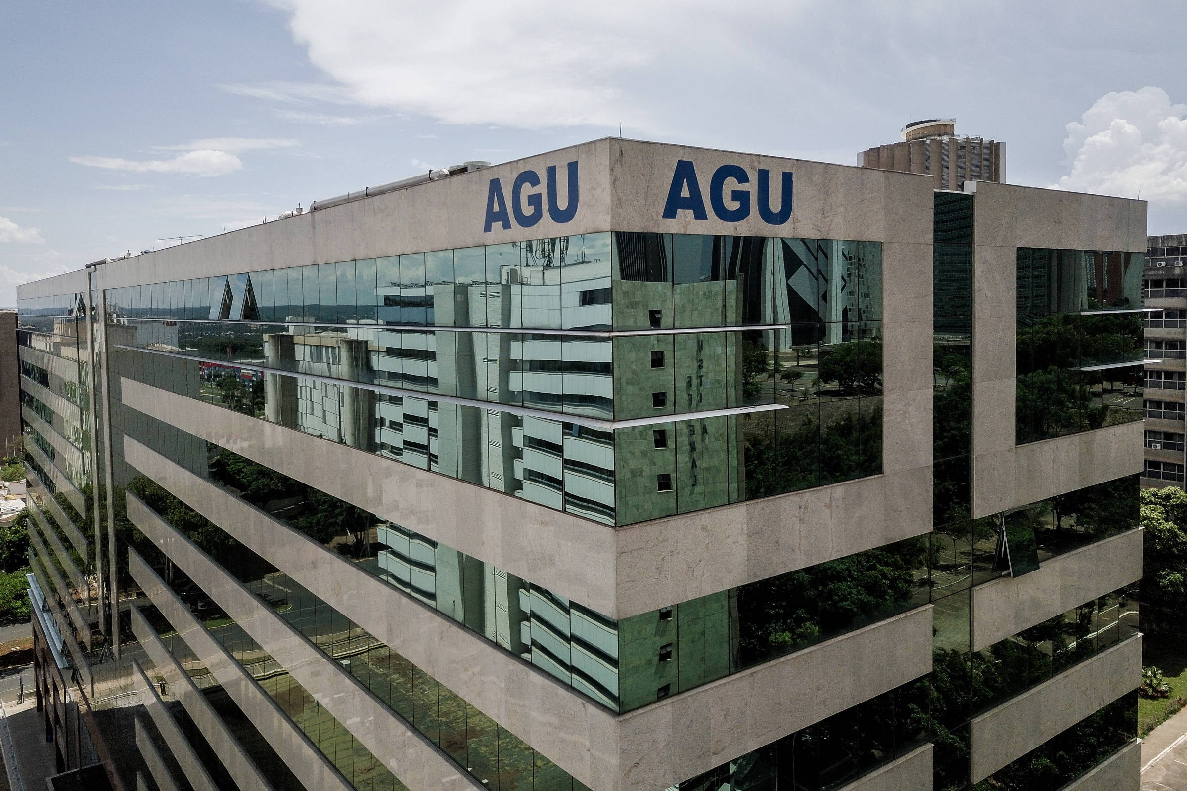 Advogados da AGU recebem até R$ 547 mil em honorários sem transparência
