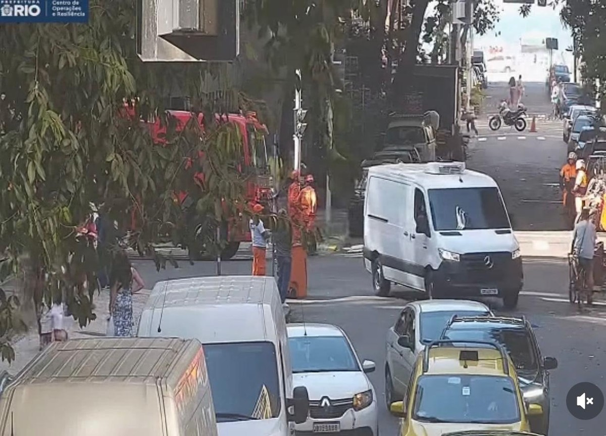 Parte da cobertura de prédio em Copacabana desaba e deixa uma pessoa ferida