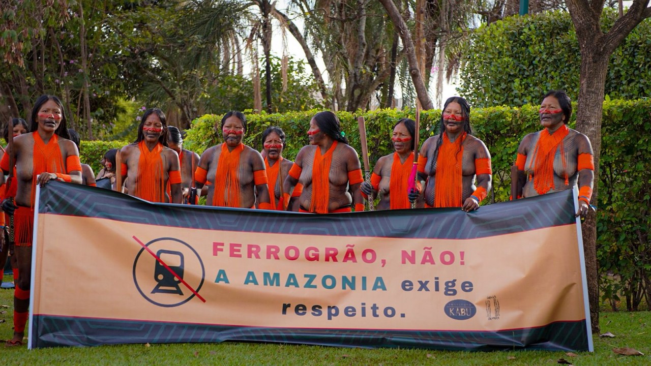 Indígenas protestam em Brasília contra a construção da Ferrogrão