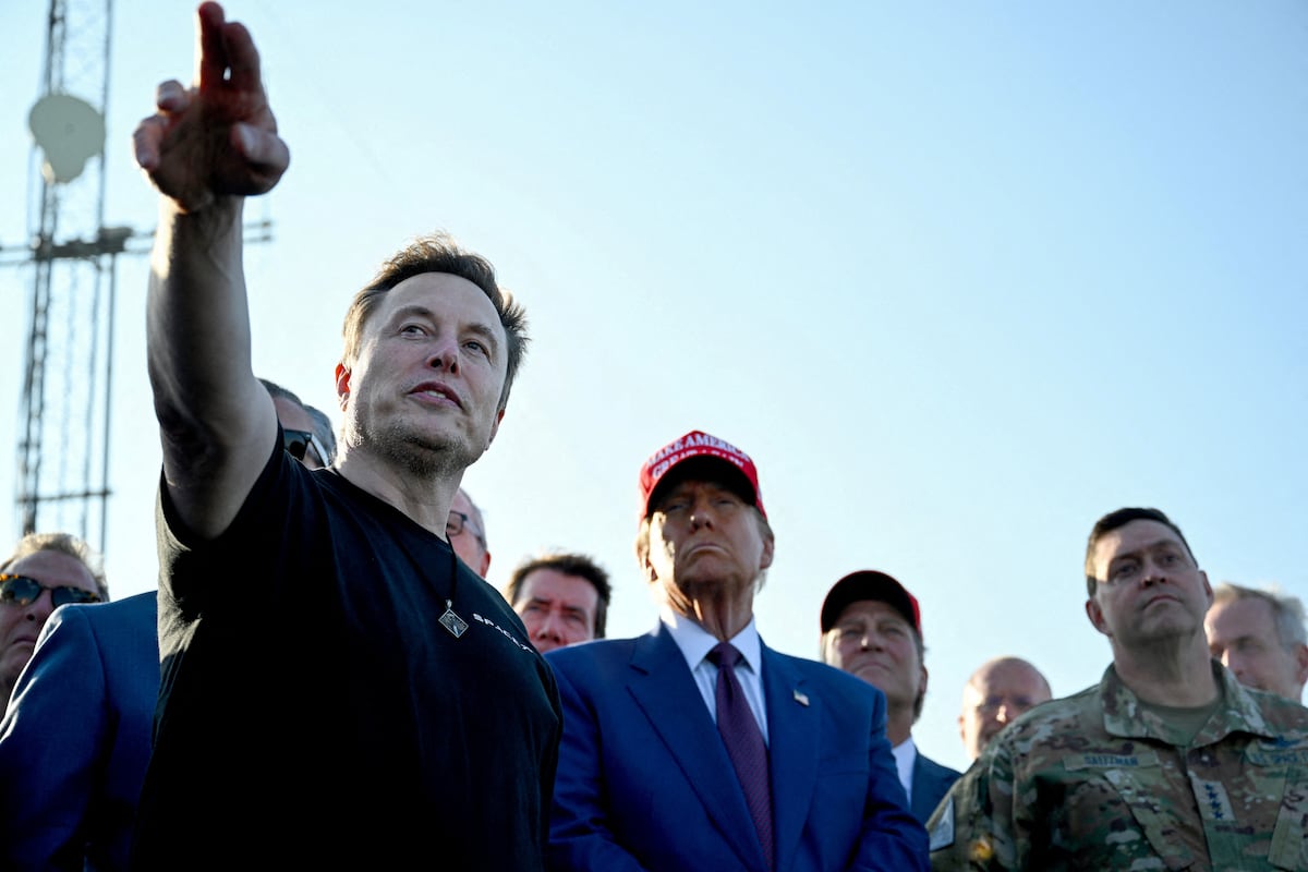 Donald Trump, com gorra, e Elon Musk, durante o lançamento de um cohete em novembro. (Foto: Brandon Bell via REUTERS)