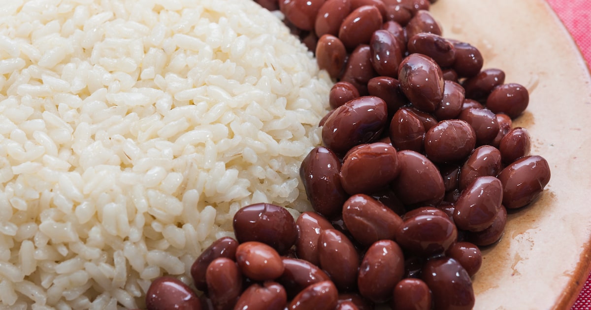 A combinação de arroz com o feijão rende elogios entre os nutricionistas. (Foto: maríamarmar/Adobe Stock)