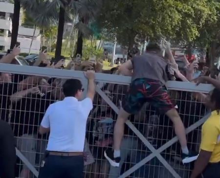 Bryce Mitchell é ovacionado por fãs em Miami. (Foto: Reprodução X)