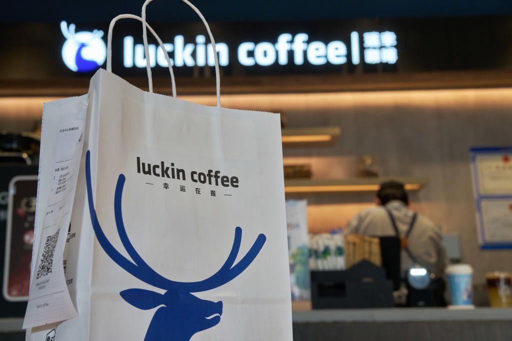 Maior rede de café da China desafia Starbucks com chegada nos EUA