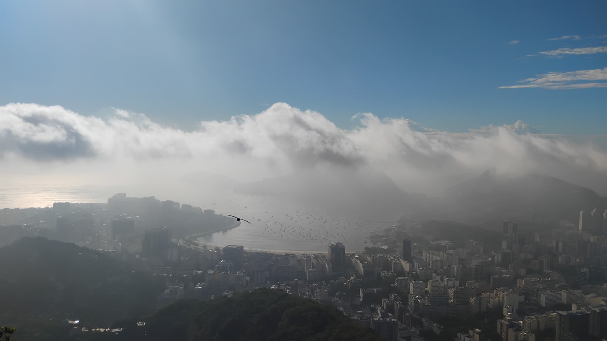 Rio amanhece com sol, e tem previsão de chuva fraca a moderada (Foto: Fabiano Rocha/Agência O Globo)