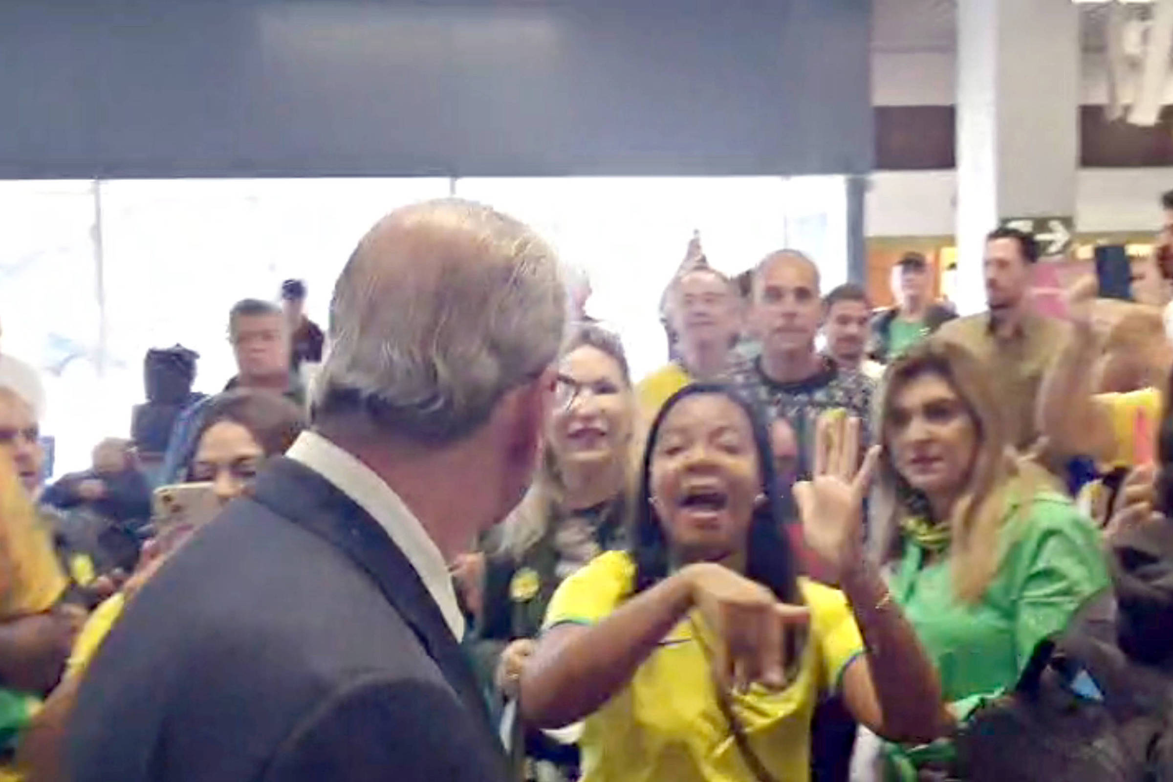 Bolsonaristas protestam e chamam Eduardo Cunha de 'ladrão' em aeroporto de BH
