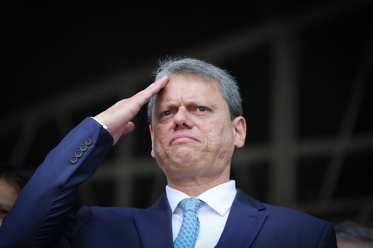 Tarcísio confirma candidatura à presidência e Centrão busca vice ideal