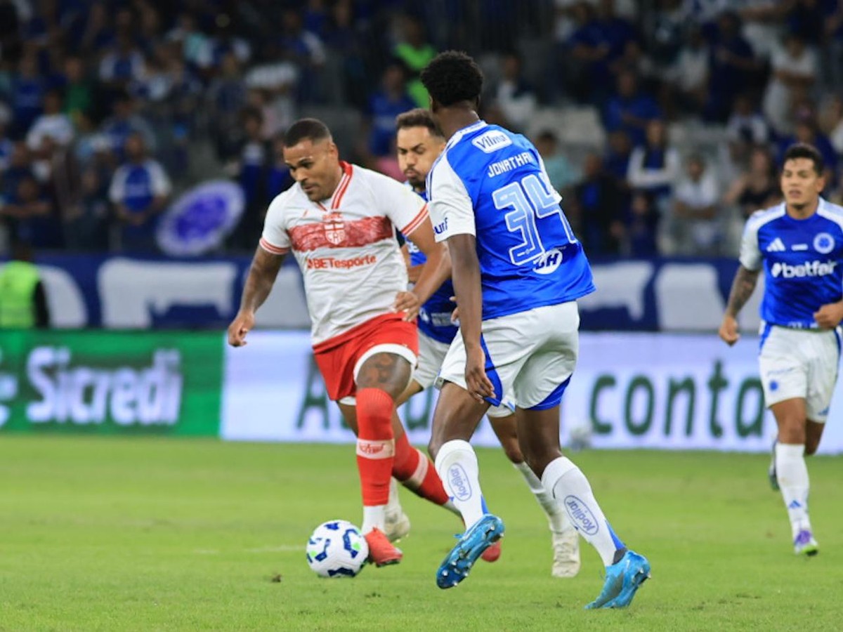 Pottker critica postura de Fagner após lance polêmico em jogo do Cruzeiro