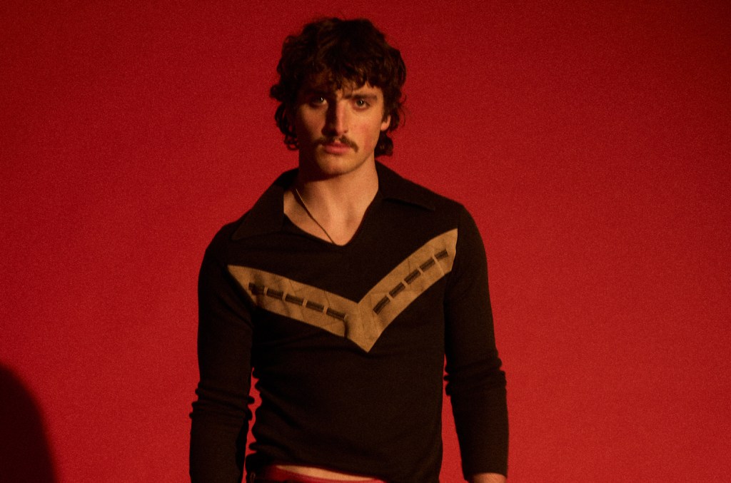 Benson Boone lançou sua nova música "Mystical Magical", após sua estreia ao vivo no Coachella. (Foto: Reprodução)