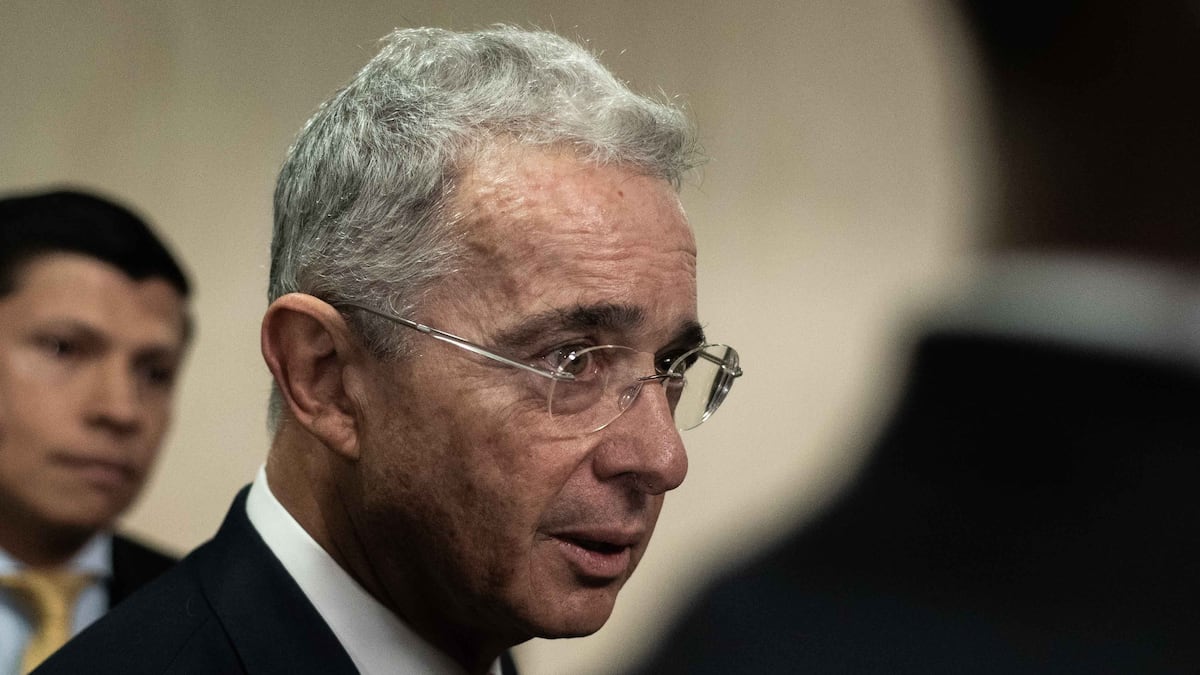 Processo penal contra Álvaro Uribe avança para fase final na Colômbia